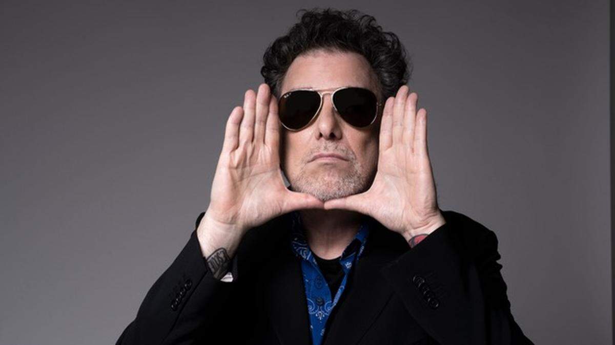 El multipremiado artista argentino, Andrés Calamaro, regresa con algunos de sus grandes éxitos.