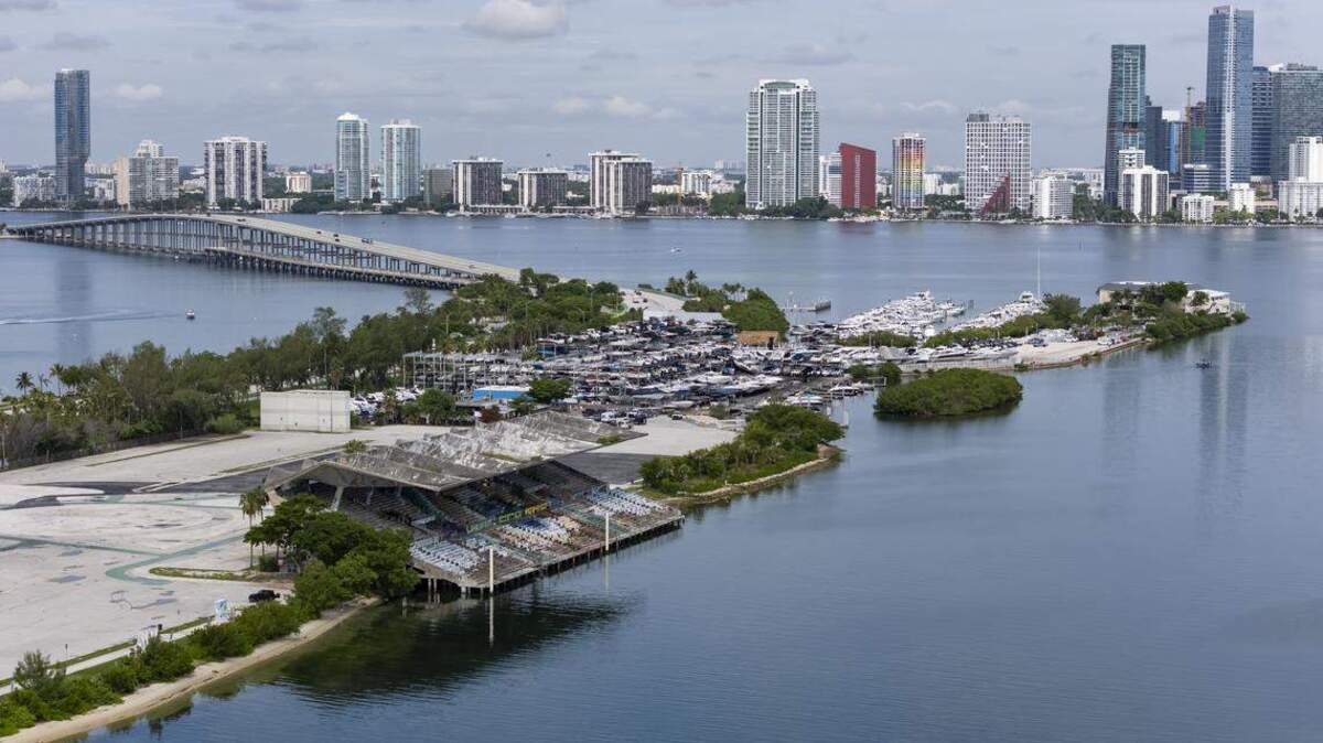 Una vista del Miami Marine Stadium en Virginia Key, Florida. Un hombre presuntamente atropelló a una mujer de 21 años con una moto acuática alquilada el 4 de abril de 2026, cuando la víctima nadaba en la Bahía de Biscayne.