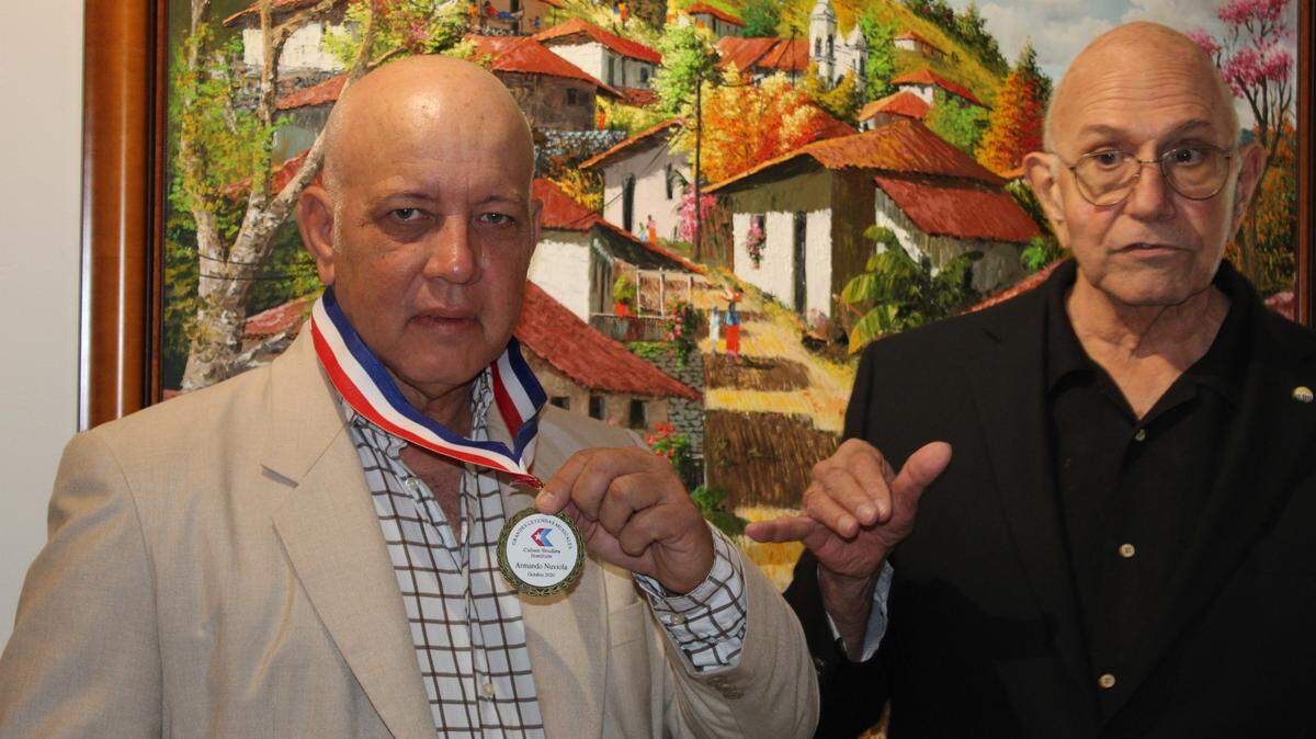 Medalla del Cuban Studies Institute, 2020. Armando Nuviola junto al musicólogo Eloy Cepero.