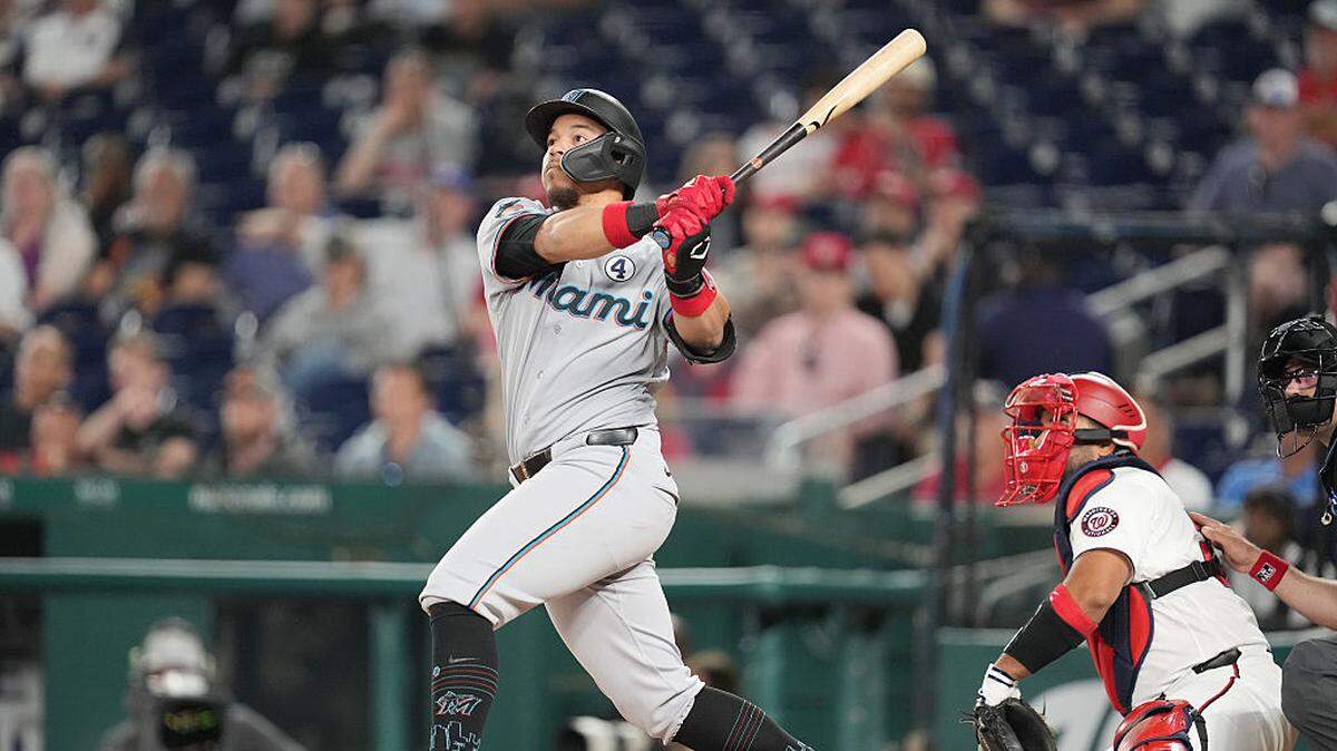 El pelotero dominicano Heriberto Hernández pegó un par de jonrones y lideró una ofensiva de largo metraje de los Marlins  que derrotaron el martes 7-3 a los Nacionales y aseguraron la serie en Washington.