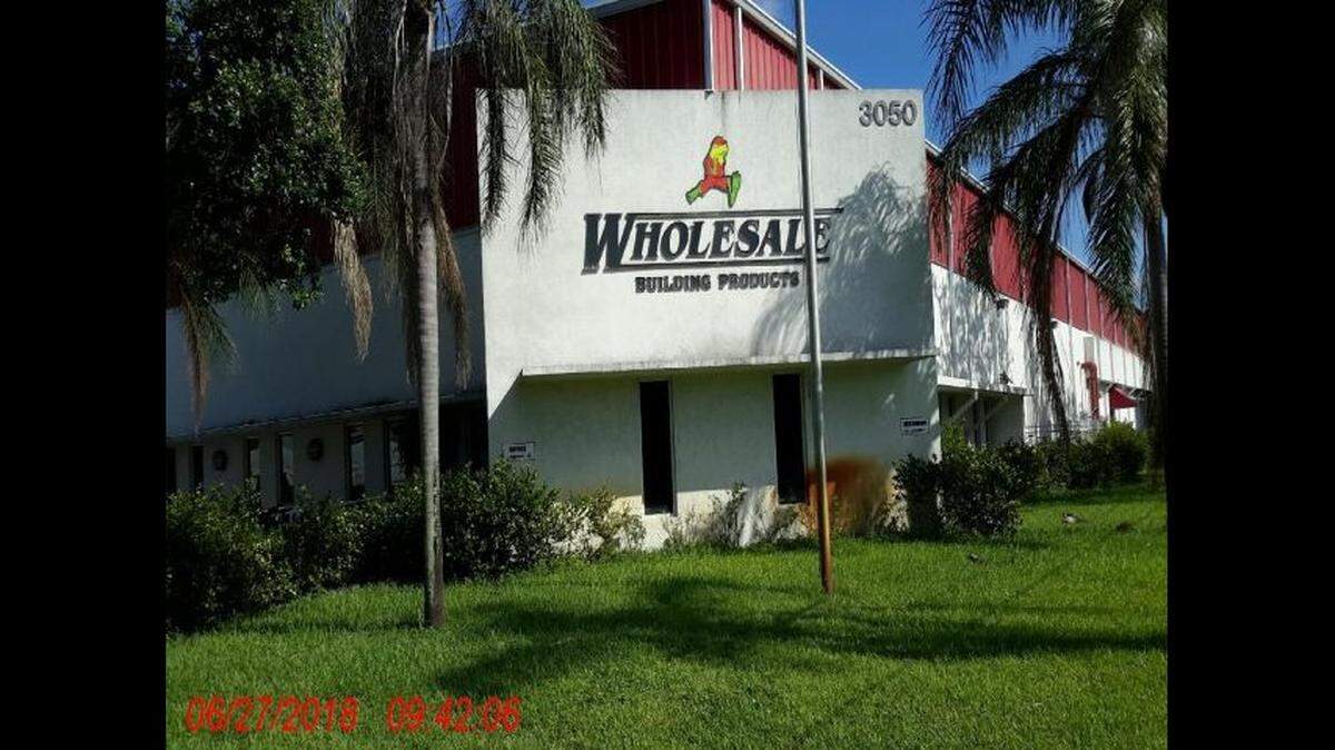 Wholesale Building Products y Colt Truck Care operan en 3050 N. 29 Ct. en Hollywood.