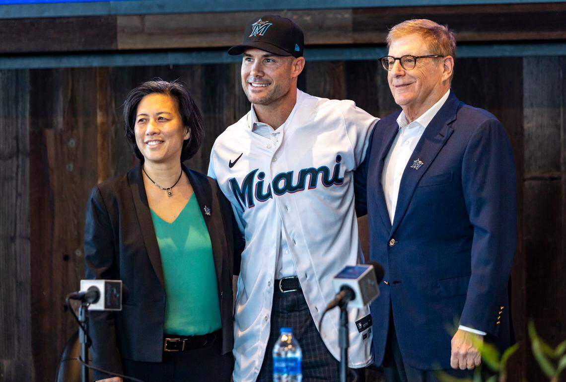 De izq a der. la gerente general de los Marlins Kim Ng, el nuevo manager Skip Schumaker y el principal propietario del equipo Bruce Sherman.