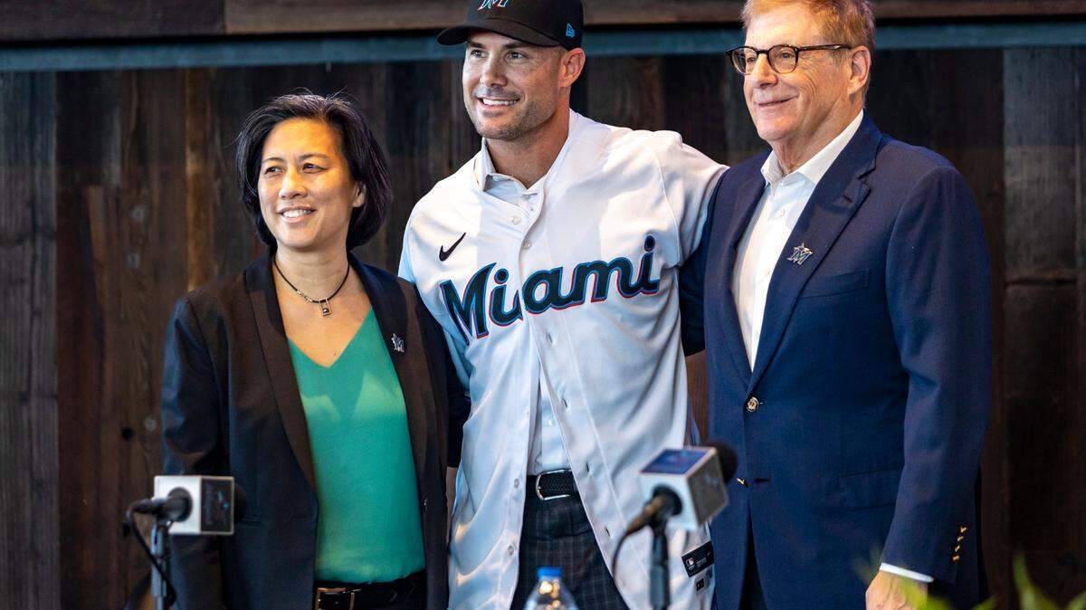De izq a der. la gerente general de los Marlins Kim Ng, el nuevo manager Skip Schumaker y el principal propietario del equipo Bruce Sherman.