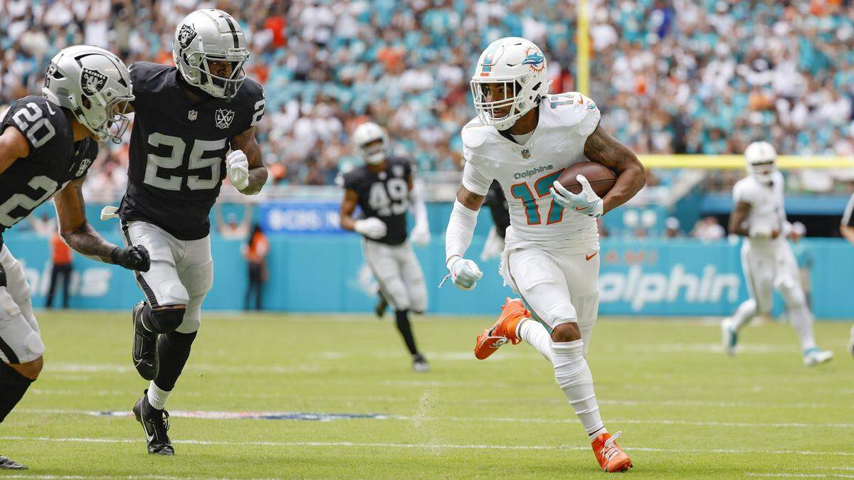 El wide receiver de los Dolphins Jaylen Waddle (17) corre con el ovoide ante la defensa de los Raiders de Las Vegas, en el partido celebrado el 17 de noviembre de 2024 en Miami Gardens, Florida.