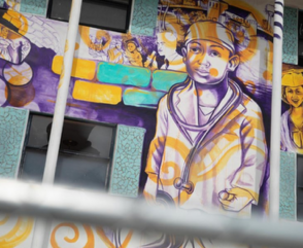 Aunque el arte urbano suele ser efímero, algunas de las obras murales de Purvis Young aún pueden apreciarse en el barrio de Overtown, en Miami.