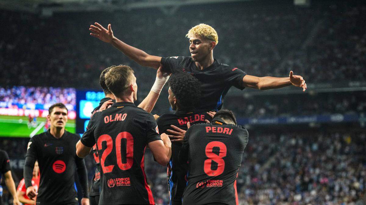 El delantero del Barcelona Lamine Yamal celebra con sus compañeros tras anotar un gol en el triunfo de su equipo 2-0 ante el Espanyol, en el partido de la liga española celebrado el 15 de mayo de 2025 en Barcelona.