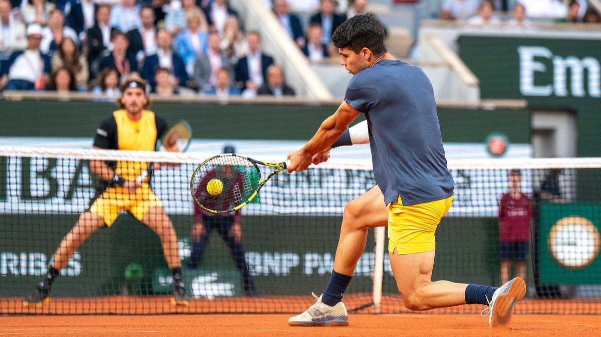 Carlos Alcaraz se impuso 6-3, 7-6 (3) y 6-4 al griego Stefanos Tsitsipas el martes y enfrentará en las semifinales de Roland Garros al italiano Jannik Sinner, virtual número uno del mundo.