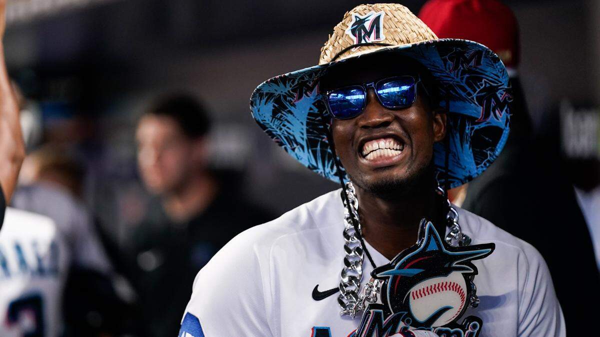 El jardinero de los Marlins Jesús Sánchez celebra tras pegar un jonrón de tres carreras en el primer inning del partido ante los Cardenales de San Luis, celebrado el 4 de julio de 2023 en Miami.