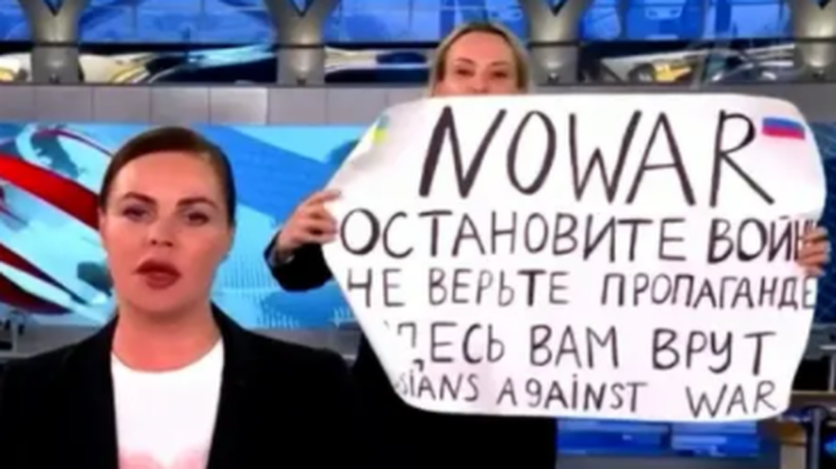 La periodista del Canal 1 de la televisión rusa Marina Ovsyannikova irrumpió el lunes en la emisión en directo del noticiero nocturno Vremya gritando proclamas y blandiendo un cartel contra la guerra de Ucrania, tras lo cual fue detenida.