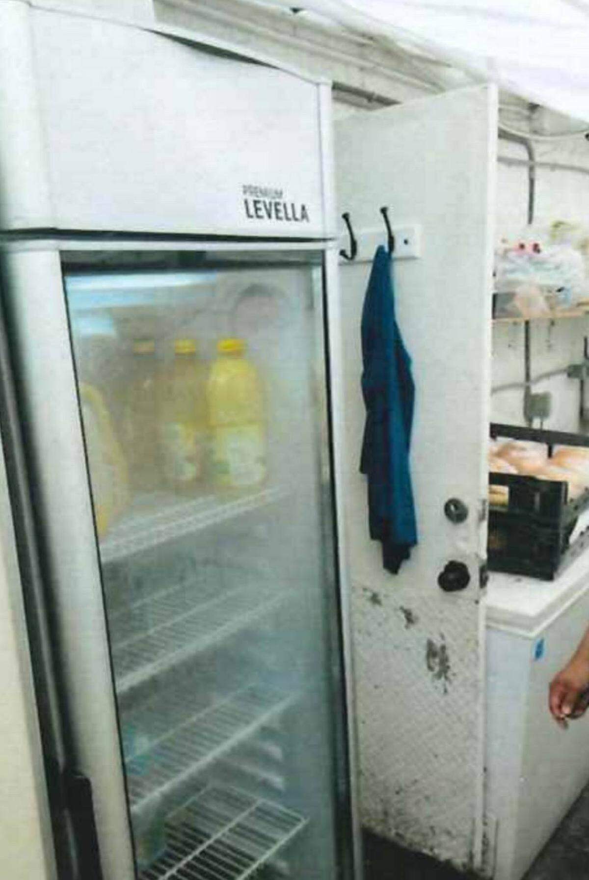 Lubby Navarro estafó miles de dólares de las tarjetas de crédito de las Escuelas Públicas de Miami-Dade para abastecer el restaurante de Fort Lauderdale de su ex novio, llenándolo de refrigeradores, una bodega de vinos y sofisticadas maquinas de café expreso.