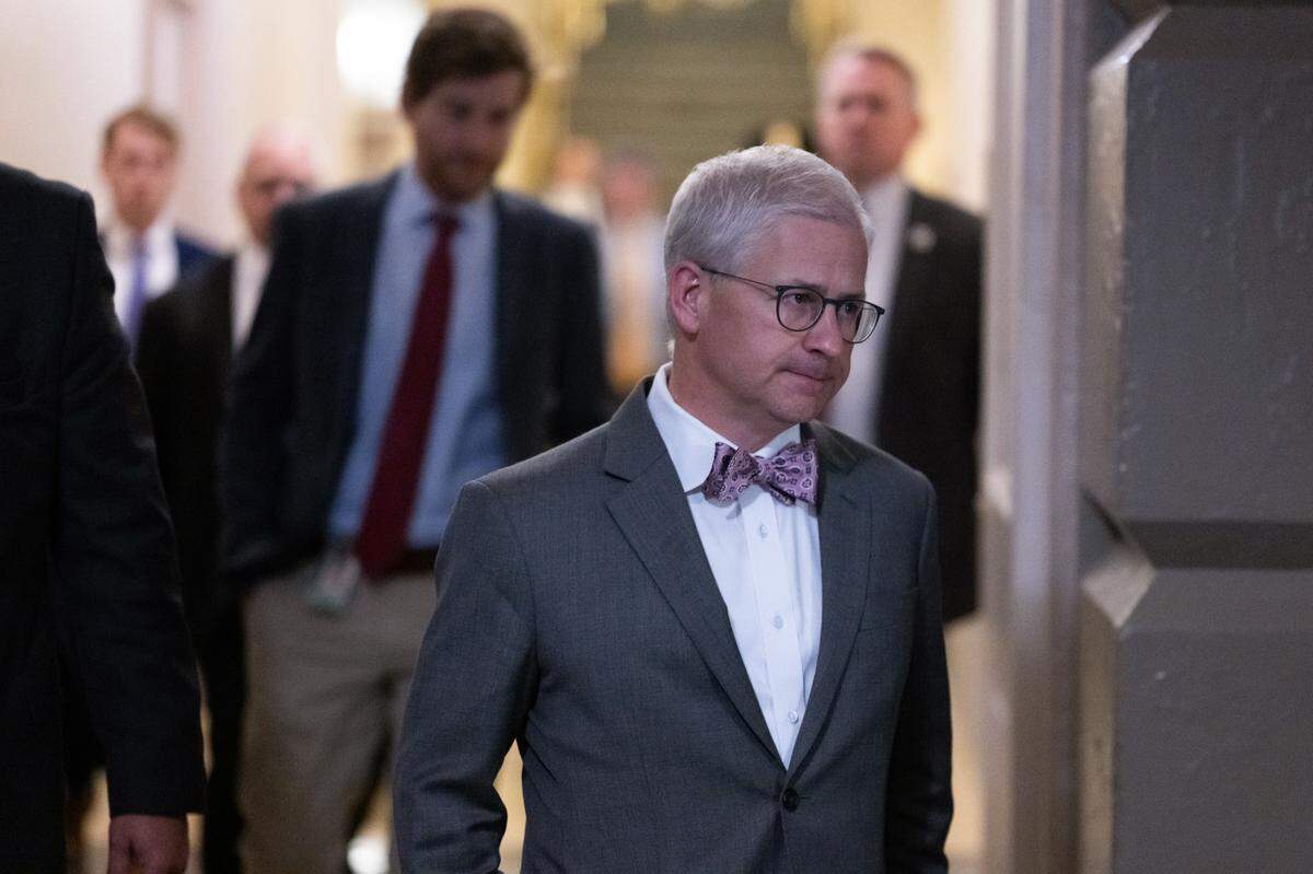 El presidente interino Patrick McHenry (R-NC) es visto después de que el ex presidente de la Cámara de Representantes, Kevin McCarthy (R-CA), fuera destituido de su cargo como presidente de la Cámara de Representantes en el Capitolio de Estados Unidos en Washington, D.C., el martes 3 de octubre de 2023.