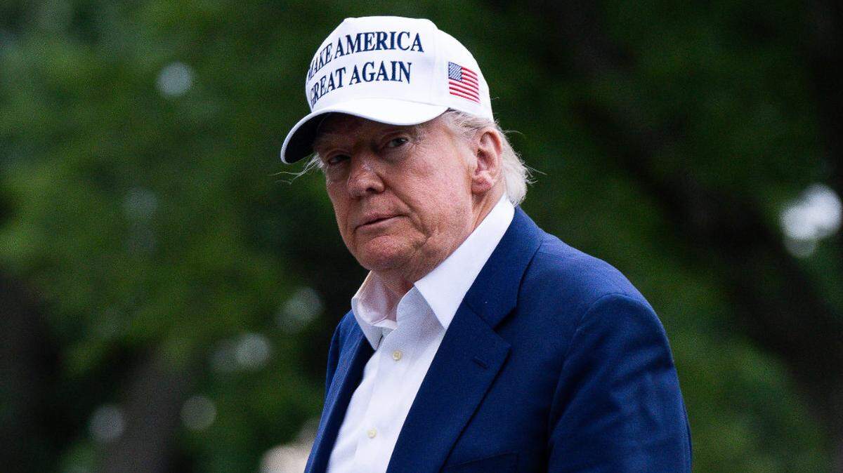 El presidente Donald Trump cruza el Jardín Sur tras descender del Marine One en la Casa Blanca, en Washington D.C., el domingo 25 de mayo de 2025.