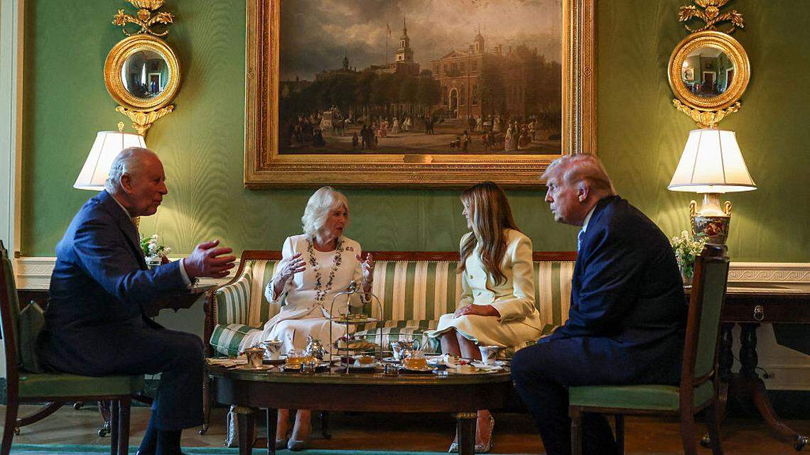 El presidente de Estados Unidos, Donald Trump, y la primera dama, Melania Trump, ofrecen el té al rey Carlos III de Gran Bretaña y a la reina Camila de Gran Bretaña en el Salón Verde de la Casa Blanca en Washington, DC, el lunes 27 de abril de 2026.