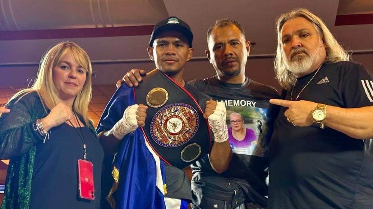Winston Guerrero conquistó el cinturón FEDELATIN de la Asociación Mundial del Boxeo al vencer por nocaut en el tercero a Charlie Clemente. Aquí junto a la promotora Laura Ching (izq.), el entrenador Osmiri Fernández (der.) y un miembro de su equipo.