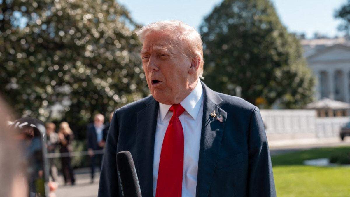 President Donald Trump takes questions from the White House press as he boards his helicopter for a flight to Norfolk, VA, on October 5, 2025. Chief of Staff Susie Wiles and First Lady Melania accompany him on this trip. (Photo by Andrew Leyden/NurPhoto) (Photo by Andrew Leyden / NurPhoto via AFP)