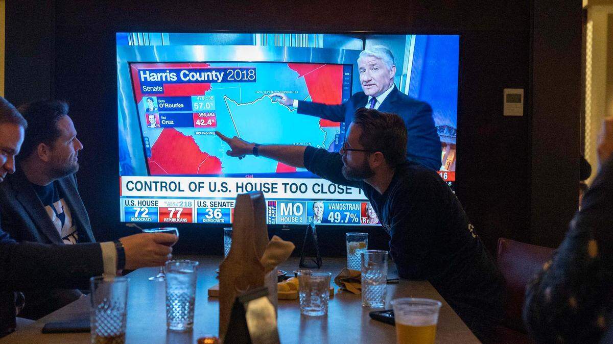 Democrat supporter Joey Czajkowski cheer to national results on CNN at the Renaissance Phoenix Downtown Hotel on Nov. 6, 2018.arizona election