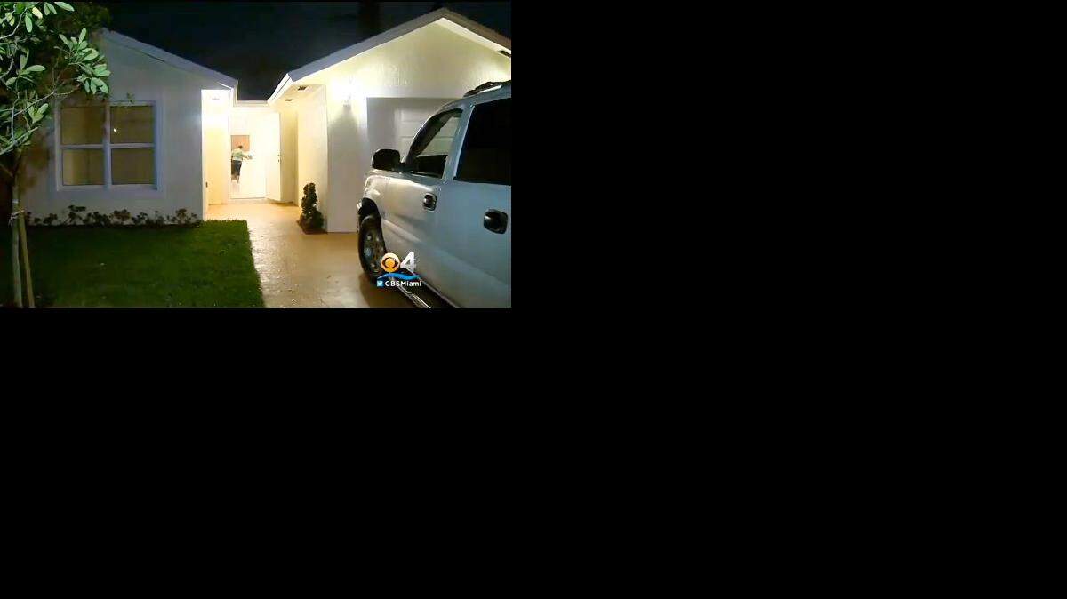 un agente de bienes raíces enseñaba una propiedad renovada a una pareja interesada en la compra cuando un hombre armado exigió al potencial comprador que le entregara una cadena que llevaba puesta y le disparó. Cortesía CBS4