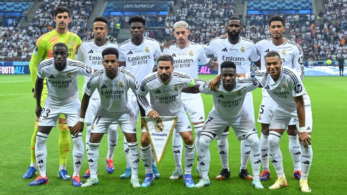 Real Madrid (de pie): Thibaut Courtois, Eder Militao, Aurelien Tchouameni , Federico Valverde, Antonio Rudiger, Jude Bellingham (agachados) Ferland Mendy, Rodrygo, Dani Carvajal, Vinicius Junior y Kylian Mbappé durante la Supercopa de la UEFA entre el equipo merengue y el Atalanta, el 14 de agosto de 2024 en Varsovia, Polonia.
