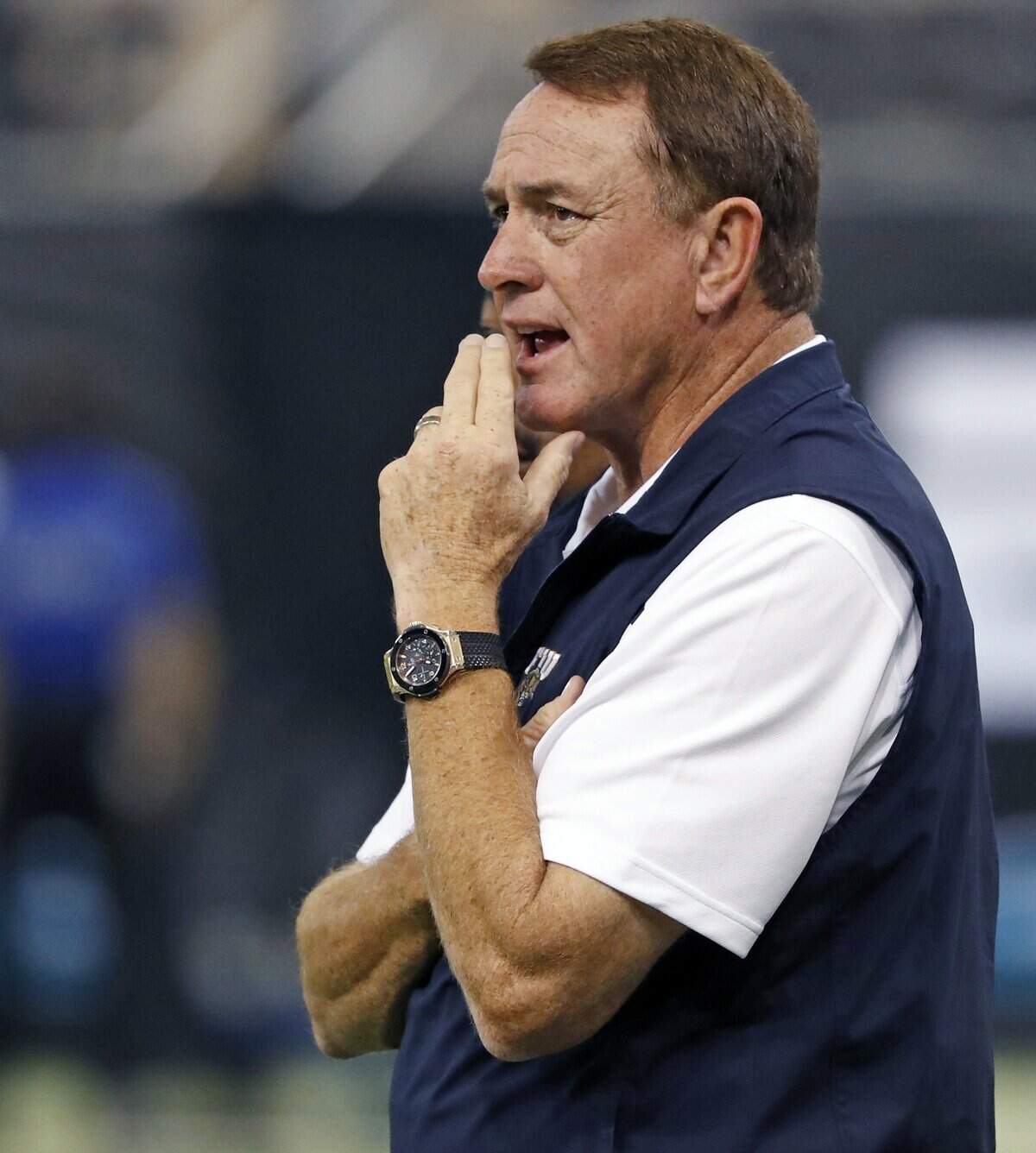 El actual entrenador de fútbol de los Panthers, Butch Davis. Davis, fue el entrenador de los Hurricanes de 1995 a 2000, de ahí pasó a ser entrenador de los Cleveland Browns y de University of North Carolina Tar Heels antes de regresar al sur de la Florida a trabajar con FIU en el 2017.