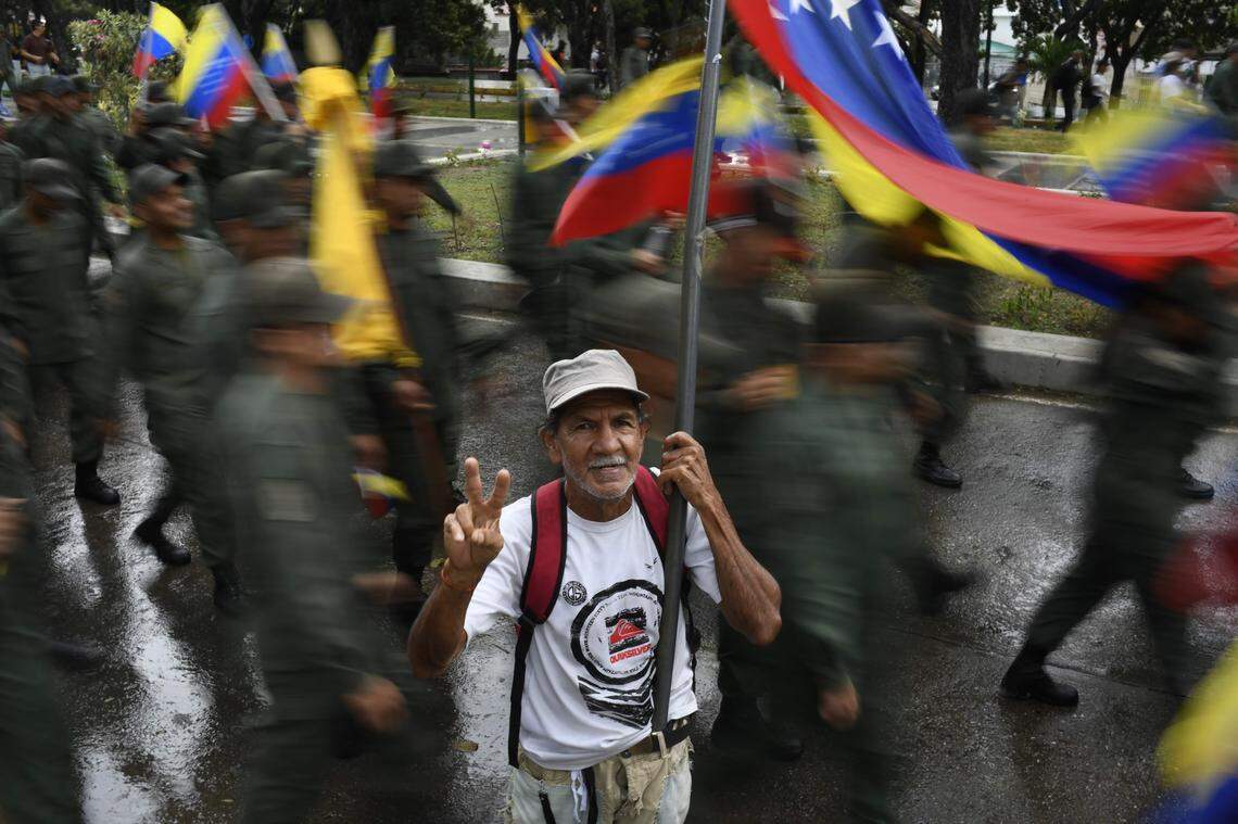 Un partidario del presidente venezolano, Nicolás Maduro, muestra el signo “V” durante una manifestación progubernamental en Caracas, el 21 de noviembre de 2019.