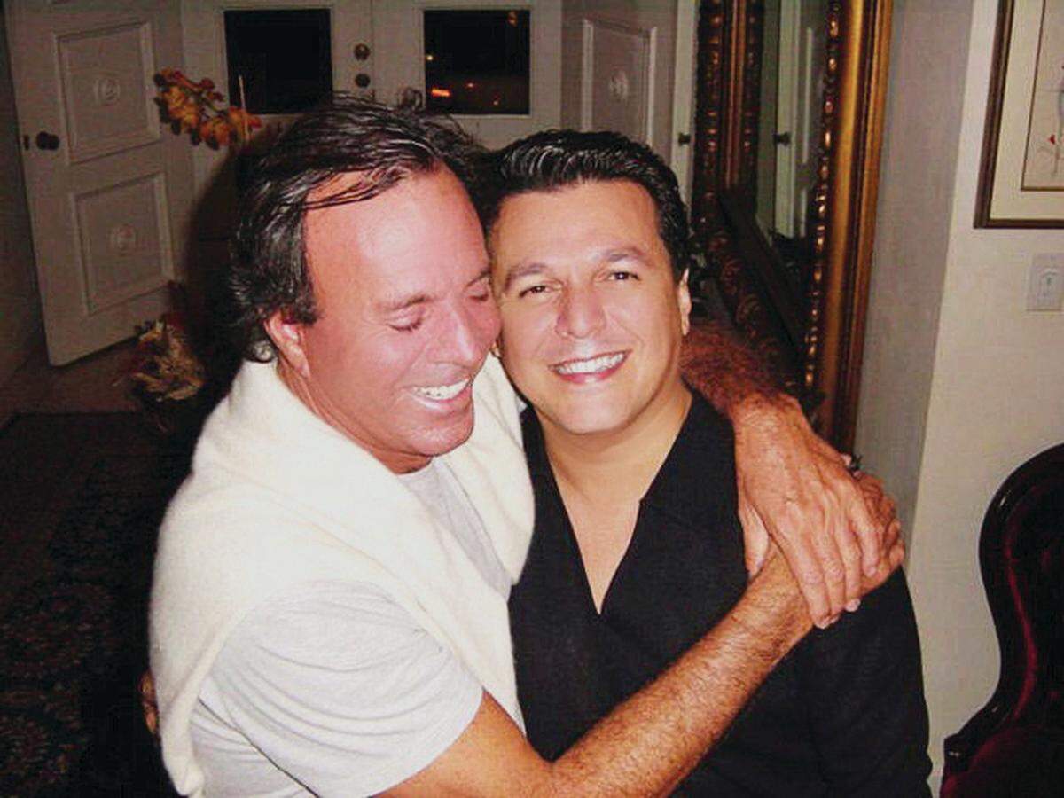 Rudy Pérez con Julio Iglesias con quien ha tenido una larga colaboración musical en la que el productor y compositor cubanoamericano y el cantante español han desarrollado su lado más perfeccionista.
