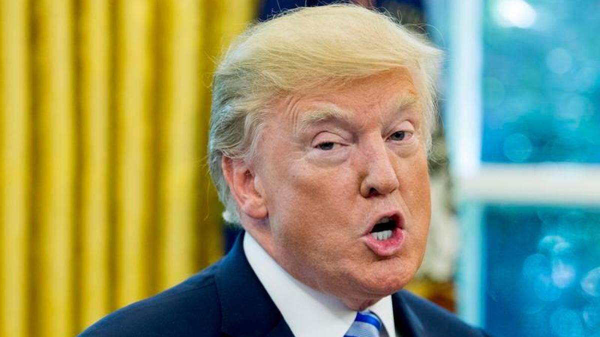 El presidente de Estados Unidos, Donald Trump, pronuncia un discurso ante los medios de comunicación junto al presidente de la FIFA, Gianni Infantino (fuera de cuadro), durante su reunión en la Oficina Oval de la Casa Blanca en Washington el 28 de agosto de 2018. Junto a Canadá y México, Estados Unidos será sede de la Copa Mundial de la FIFA 2026.
