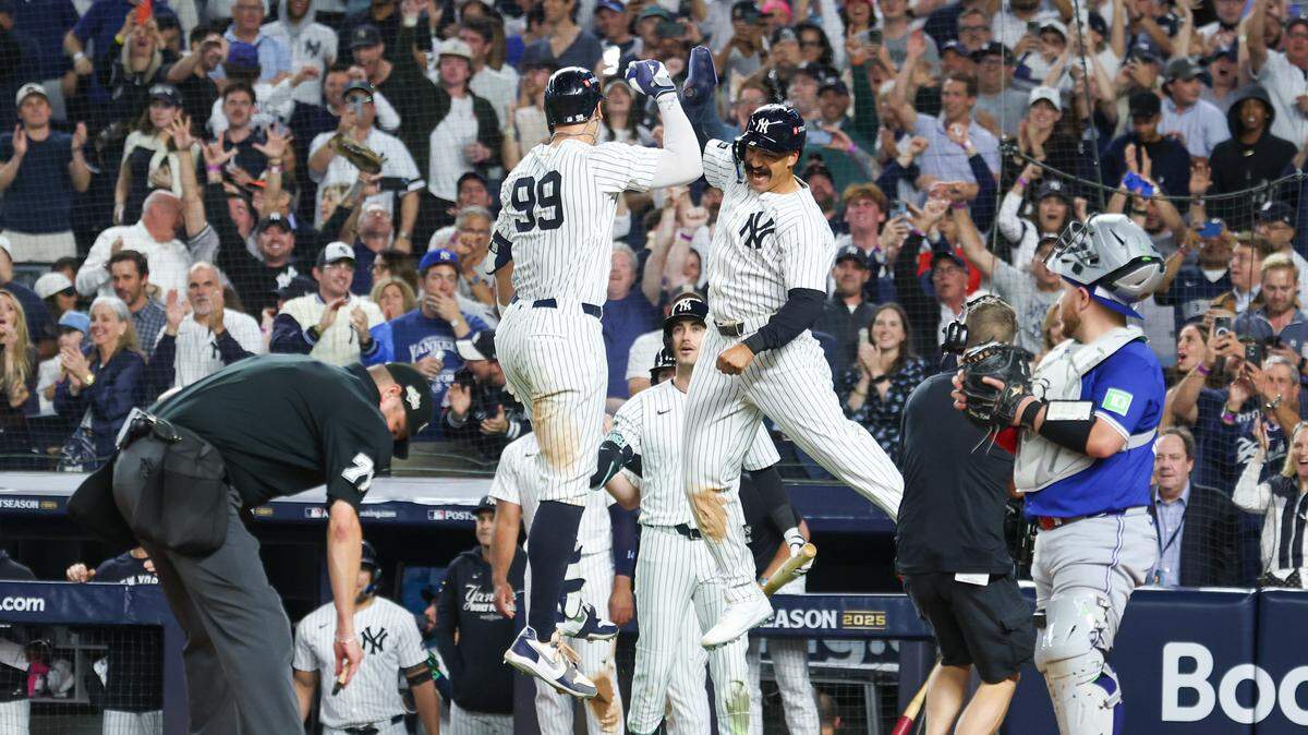 Aaron Judge (99) festeja tras pegar un jonrón de tres carreras en el cuarto inning para los Yankees ante los Azulejos de Toronto, en el tercer partido de la Serie de División de la Liga Americana, efectuado el 7 de octubre de 2025 en Nueva York.