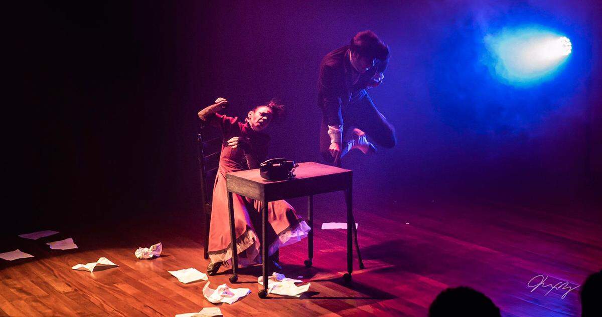“Partimos del lenguaje del mimo corporal dramático, que hace visible lo invisible, revela el interior del ser y retrata el pensamiento a través del cuerpo”, dice el autor, coprotagonista y director de “Bruma”, Martín Peña Vázquez.