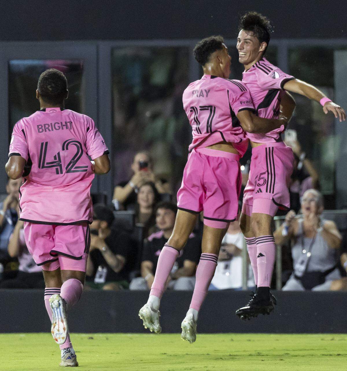 El mediocampista del Inter Miami Federico Redondo (55) celebra con Ian Fray (17) ante Jannick Bright (42) después de anotar un gol contra Toronto FC, en el partido de la MLS celebrado el 17 de julio de 2024 en el Chase Stadium en Fort Lauderdale, Florida.