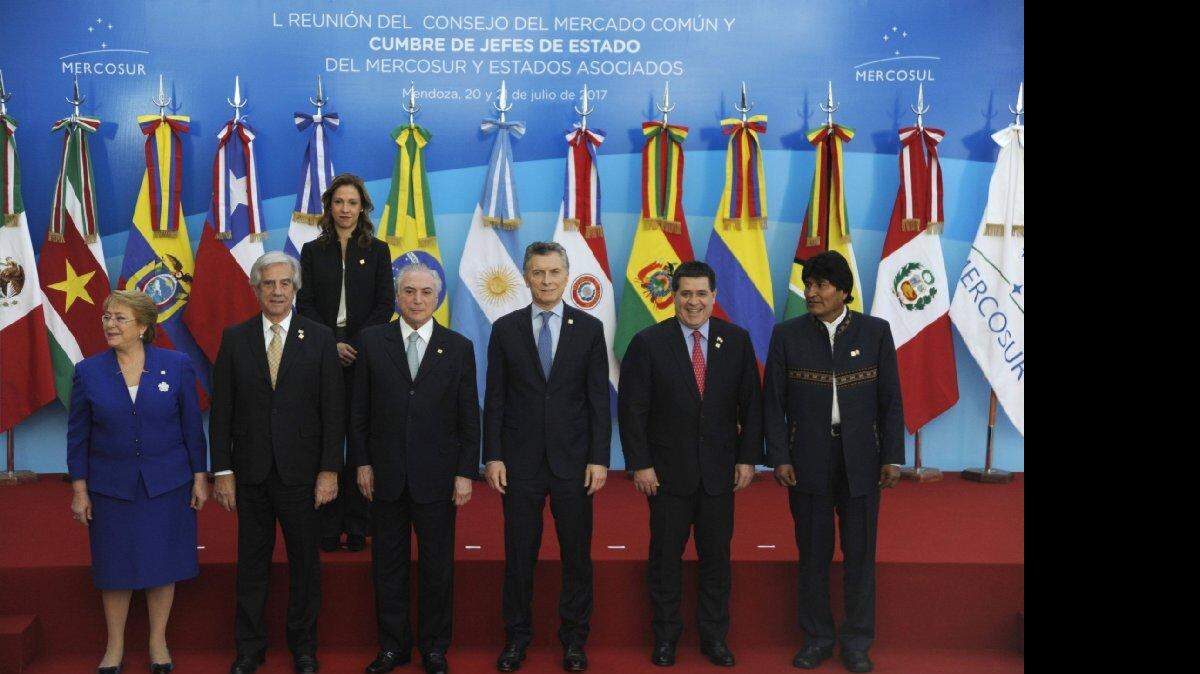 La presidenta chilena Michelle Bachelet, el presidente de Uruguay Tabaré Vázquez, el presidente brasileño Michel Temer, el presidente argentino Mauricio Macri, el presidente paraguayo Horacio Cartes y el presidente boliviano Evo Morales Andres LarrovereANDRES LARROVERE / AFP / Getty Images Fin de la Cumbre del Mercosur en Mendoza, 1080 kilómetros al oeste de Buenos Aires el 21 de julio de 2017. 