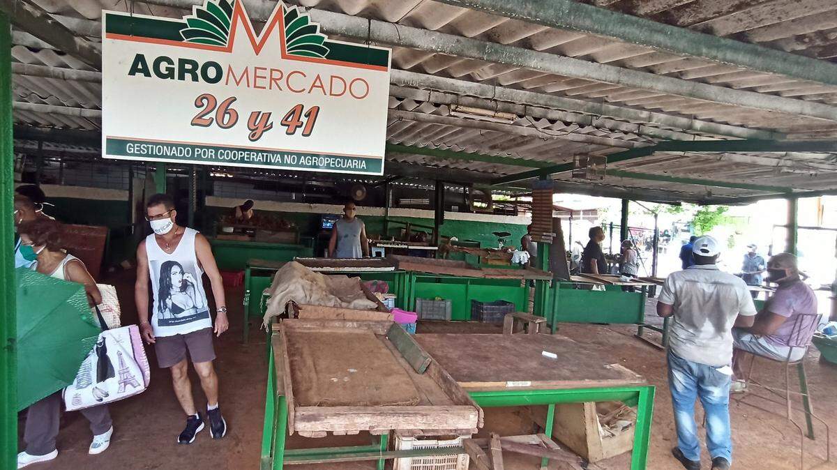 Foto de archivo que muestra varias personas comprando comida en un mercado agrícola casi vacío en La Habana, el 17 de septiembre de 2020. El sistema de suministro en el país sigue teniendo problemas y las empresas privadas están luchando contra los límites de precios y los impuestos excesivos que impone el gobierno comunista.