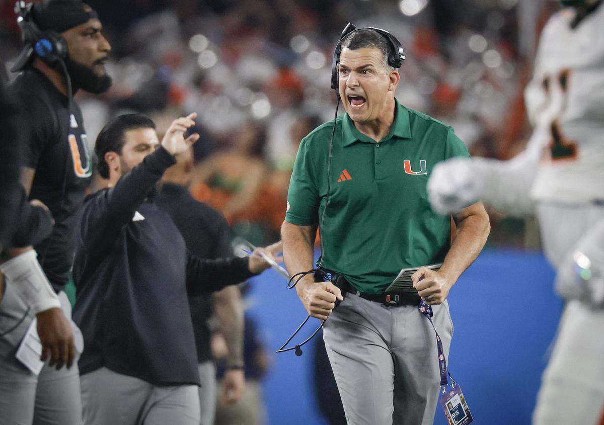 El entrenador de los Huracanes de Miami Mario Cristóbal reacciona tras una jugada contra Ole Miss, en el partido de semifinal del football universitario efectuado el 8 de enero de 2026 en el State Farm Stadium en Glendale, Arizona.