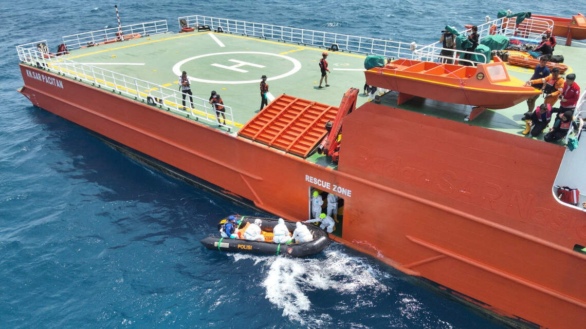 Aumentan a 28 los muertos de naufragio de barco en Indonesia, se amplía búsqueda de 107 desaparecidos
