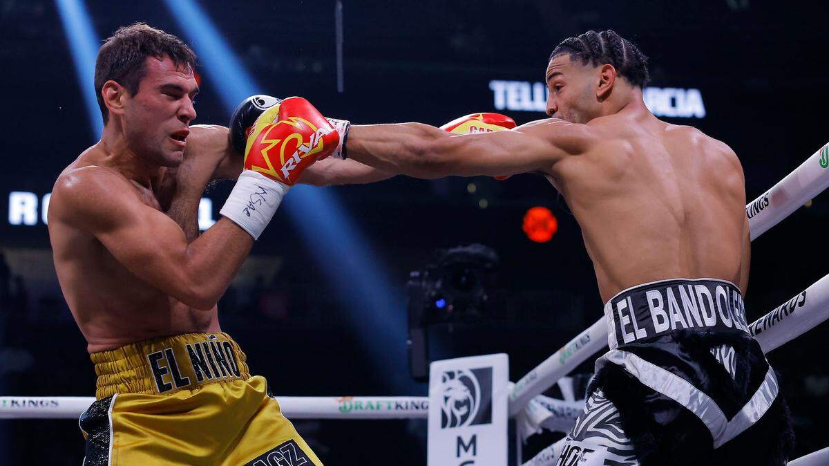 Yoenis Téllez (der.) conecta al español Sergio García en la pelea celebrada el sábado 29 de julio de 2023 en Las Vegas.