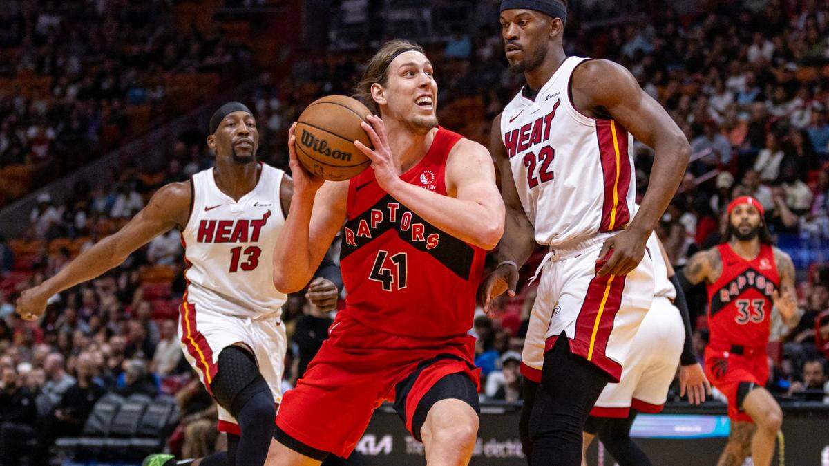 El delantero de los Raptors, Kelly Olynyk (41), ingresa a la pintura defendido por Jimmy Butler, del Heat, durante la primera mitad del partido de la NBA celebrado el 12 de abril de 2024 en el Kaseya Center en Miami.
