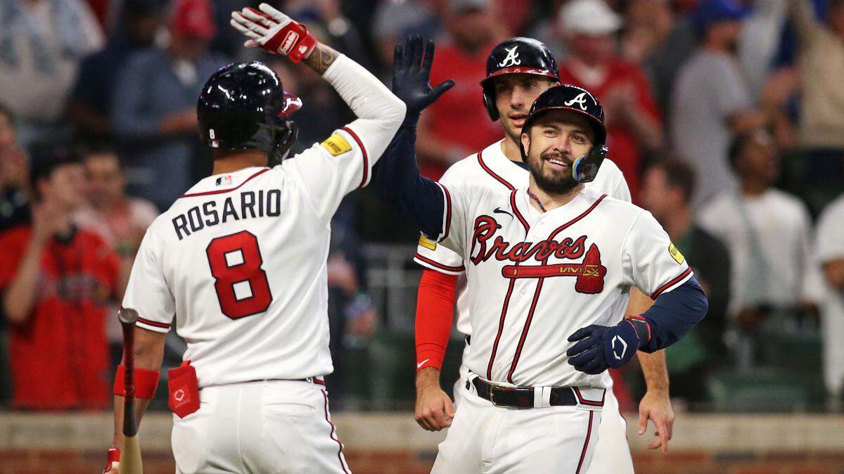  Tras llegar sin hits hasta la sexta entrada los Bravos de Atlanta remontaron de forma inverosímil para vencer 5-4 el lunes ante los Filis de Filadelfia gracias a jonrones de dos carreras de Travis d’Arnaud y Austin Riley, así como una increíble jugada de doble matanza para terminar el juego y empatar a uno la Serie Divisional de la Liga Nacional.
