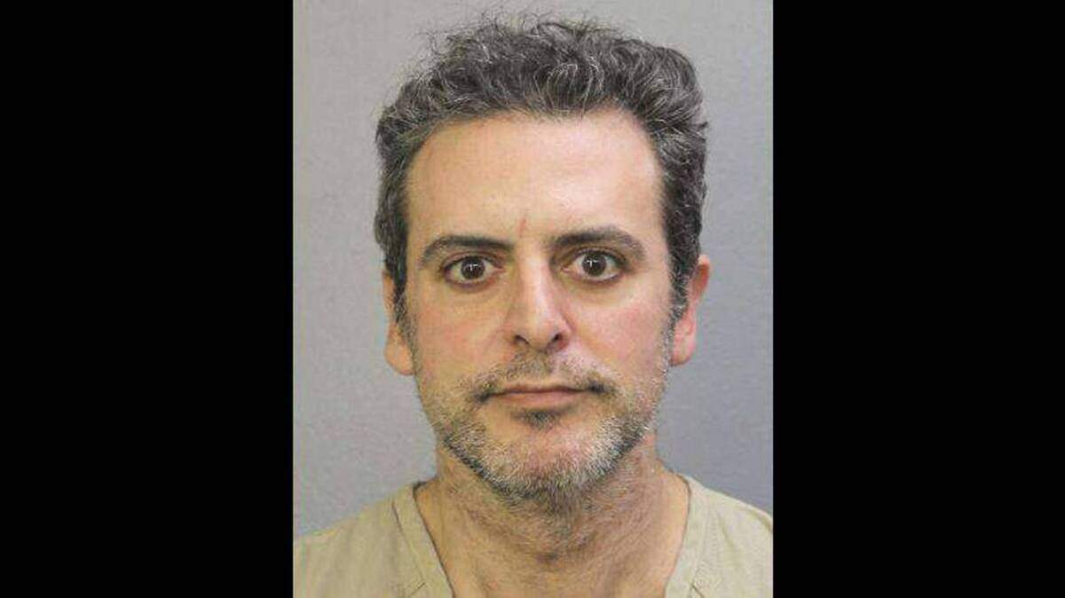 Foto policial de Rafael Azulay tras haber sido arrestado por matar a su padre en el 2018.