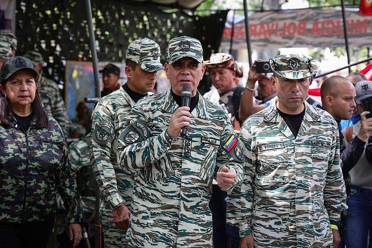 CARACAS, VENEZUELA - OCTOBER 4: Minister of Defense Vladimir Padrino Lopez (center right) supervised a training session on military leadership and defense on October 4, 2025 in Caracas, Venezuela. The Bolivarian National Armed Forces (FANB) carried out special military exercises throughout the country, as instructed by Venezuelan President NicolÃ(degrees)s Maduro. Authorities reiterated that this preparation is a direct response to the military threat currently posed by the United States against Venezuela. (Photo by Jesus Vargas/Getty Images)