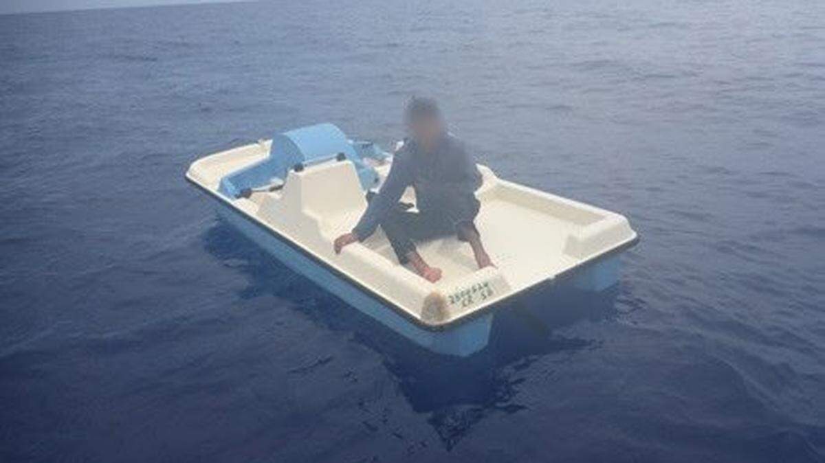 El inmigrante fue entregado a las autoridades de Bahamas por una tripulación de la Guardia Costera de EEUU (USCG).