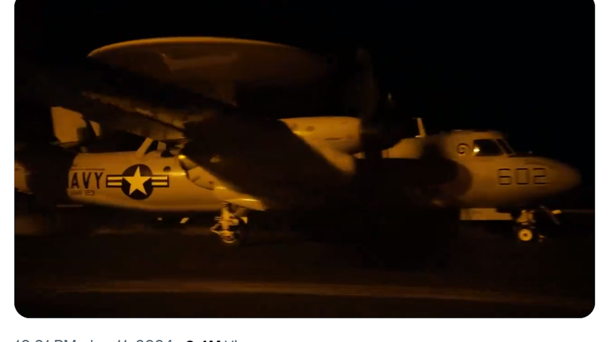 Imagen tomada de un video del Comando Central del Ejército de Estados Unidos (CENTCOM) que muestra a aviones de guerra despegando de un portaaviones, el 11 de enero de 2024, para atacar objetivos de rebeldes hutíes en Yemen.