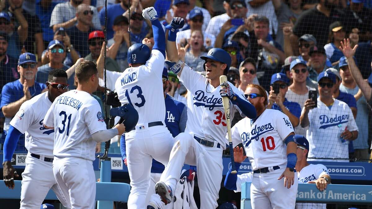 Los jugadores de los Dodgers celebran luego del jonrón de Max Muncy (#13) contra los Rockies, en el partido efectuado el 1 de octubre de 2018 en Los Angeles.