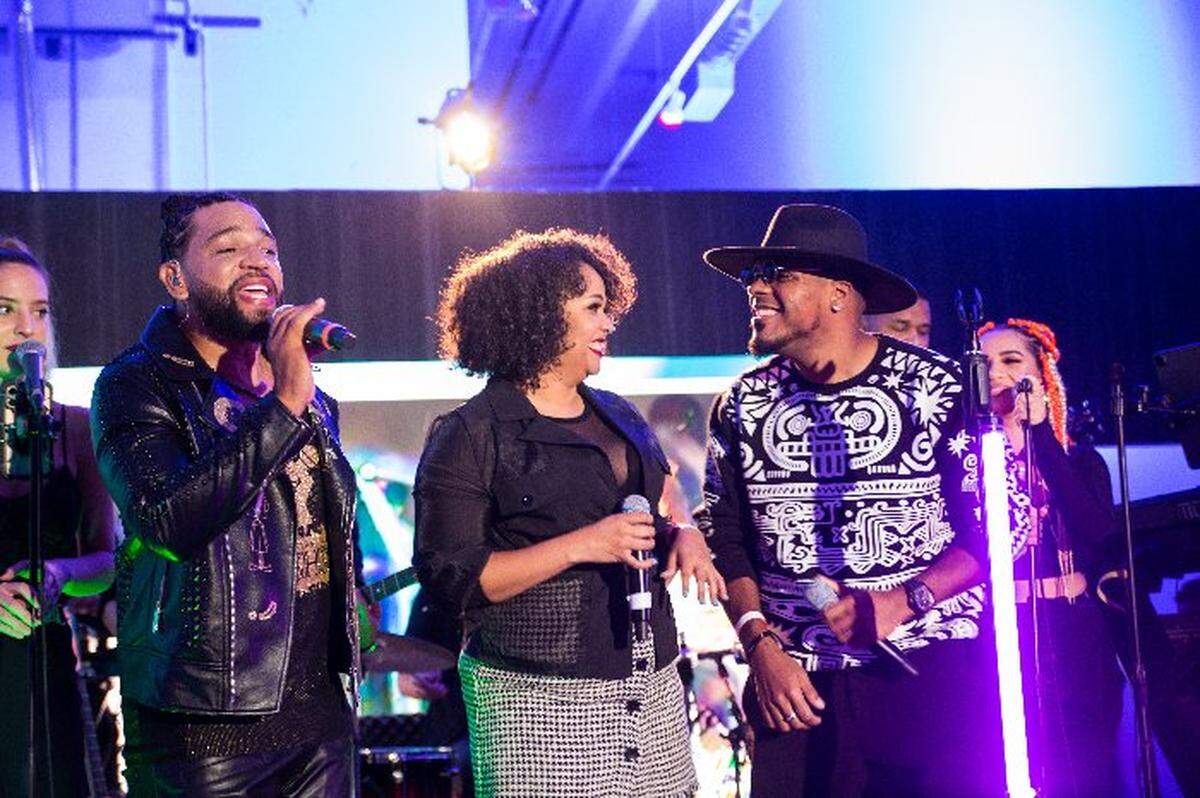 Henry Santos cerró la noche de lanzamiento de sus NFT con una presentación en vivo de algunas de sus canciones, donde invitó a Ronny Mercedes y al dúo Jfab y Paola Fabre al escenario con él.