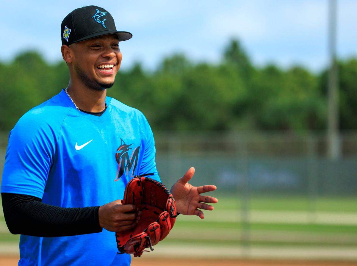 Elieser Hernández durante una práctica en el entrenamiento de primavera el 17 de marzo de 2022 en el Roger Dean Stadium en Jupiter, Florida.