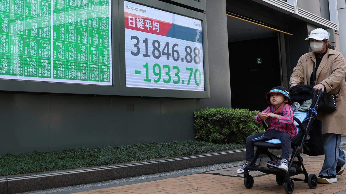 (250407) -- TOKYO, April 7, 2025 (Xinhua) -- Pedestrians pass a screen showing stock market information in Tokyo, Japan, April 7, 2025.
  Tokyo stocks plunged early Monday with the benchmark Nikkei index briefly losing nearly 3,000 points amid growing fears of a global trade conflict triggered by U.S. tariffs.
  In the first 15 minutes of trading, Japan’s benchmark Nikkei stock index, the 225-issue Nikkei Stock Average, shed 2,843.48 points, or 8.42 percent, from Friday to 30,937.10, the lowest intraday level since October 2023. (Xinhua/Jia Haocheng) (Photo by Xinhua/Sipa USA)