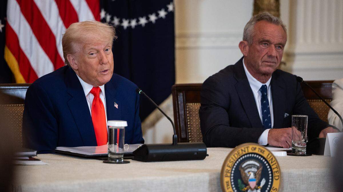 El presidente Donald Trump y el secretario de Salud Robert F. Kennedy Jr. participan en un evento de la Comisión Make America Healthy Again (MAHA, Hagamos que Estados Unidos Vuelva a Ser Saludable), el 22 de mayo de 2025 en la Casa Blanca, Washington D.C.