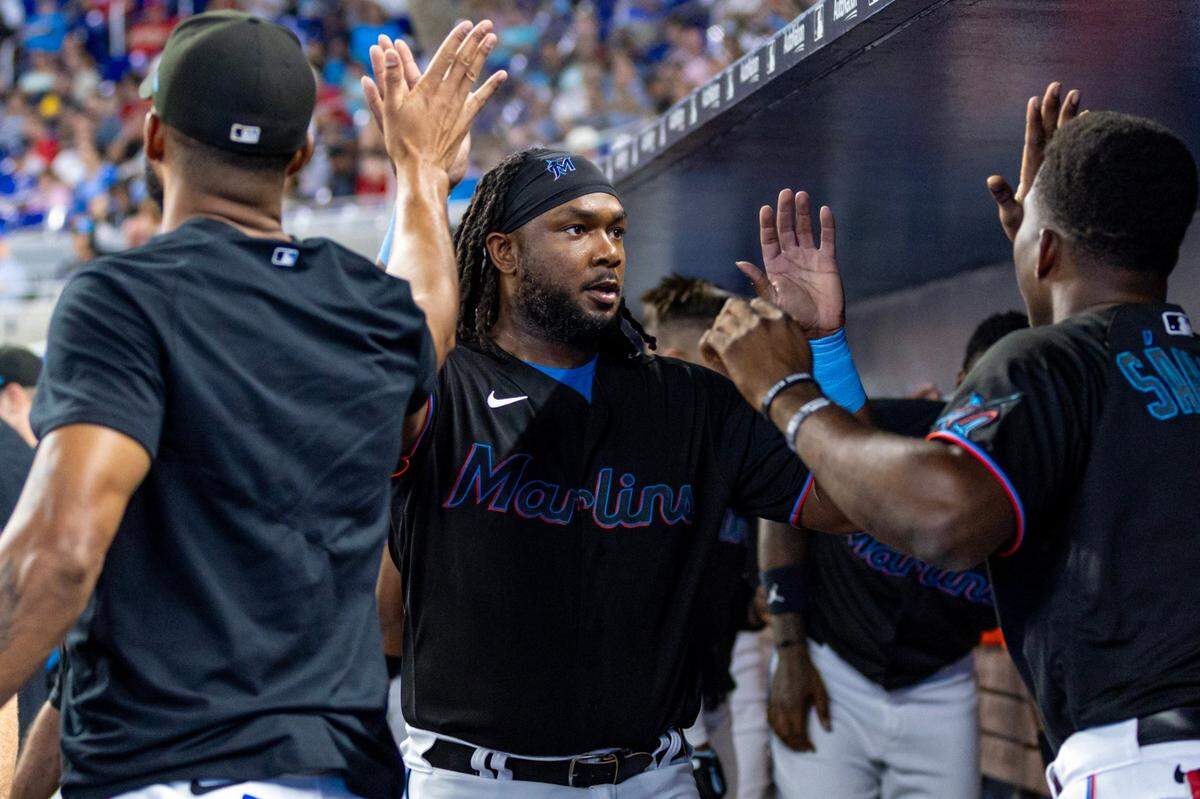 El primera base de los Marlins Josh Bell recibe el saludo de sus compañeros tras anotar una carrera en el cuarto inning del partido ante los Filis de Filadelfia, celebrado el 3 de agosto de 2023 en Miami.