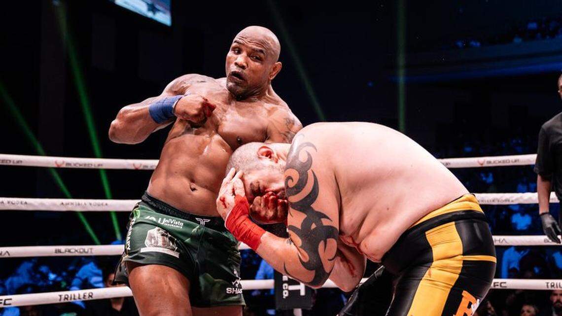 Yoel Romero, a los 48 años (izq.), impuso respeto el sábado al fulminar a Theo Doukas en el segundo asalto, en la cartelera de BKFC 80 en el Hard Rock Hotel & Casino en Hollywood, Florida.