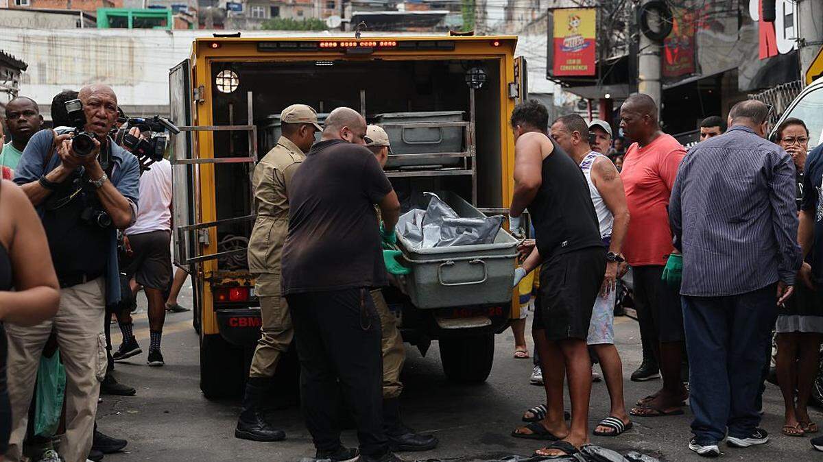 RIO DE JANEIRO, BRAZIL - OCTOBER 29: (EDITOR'S NOTE: Image depicts death.) Civil defense personnel carry bodies found in the woods of the Penha neighborhood a day after a massive anti-gang police operation took place at the Complexo da Penha and Alemao favelas on October 29, 2025 in Rio de Janeiro, Brazil. The 'OperaÃ§Ã£o ContenÃ§Ã£o' is considered the biggest of its kind in Rio de Janeiro, with more than 120 people reported dead, including 4 police officers among those. The operation targeted the Comando Vermelho, one of the biggest criminal gangs in the city. (Photo by Wagner Meier/Getty Images)