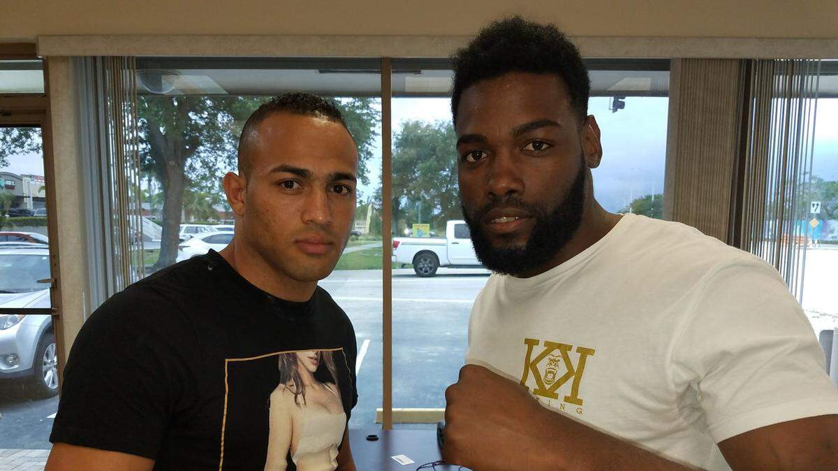 Liván Navarro (izq.) e Irosvani Duvergel justo cuando firmaban su pacto con The Heavyweight Factory.