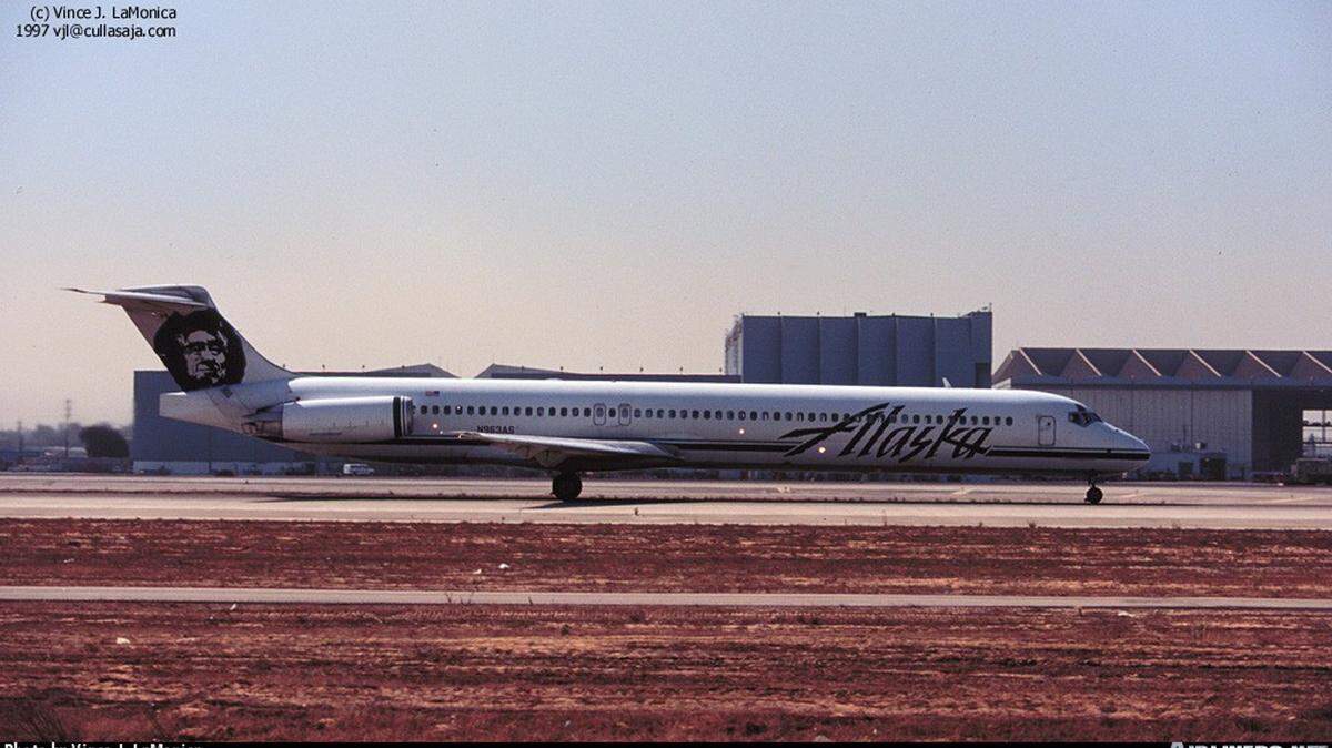 Foto de archivo. Un vuelo de Alaska Airlines efectuó un aterrizaje de emergencia en Oregon el viernes después de que una ventana y un trozo del fuselaje salieron despedidos en el aire, señalaron reportes noticiosos.